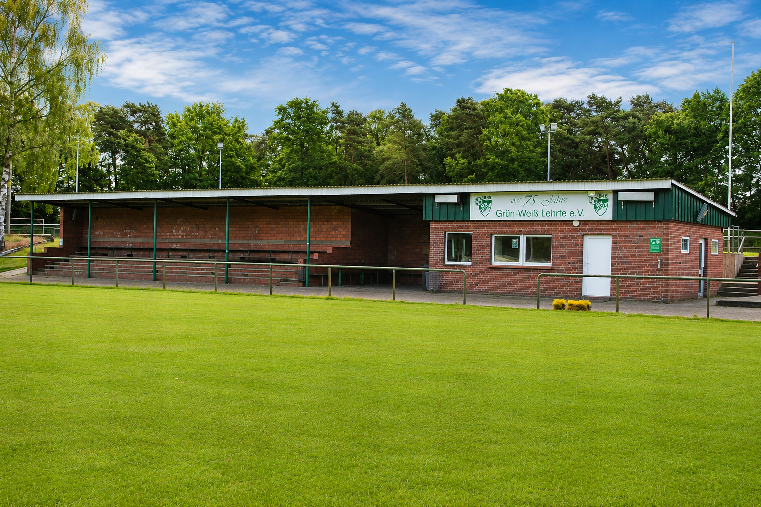 Tribüne am A-Platz des Sportvereins SV Grün-Weiß Lehrte